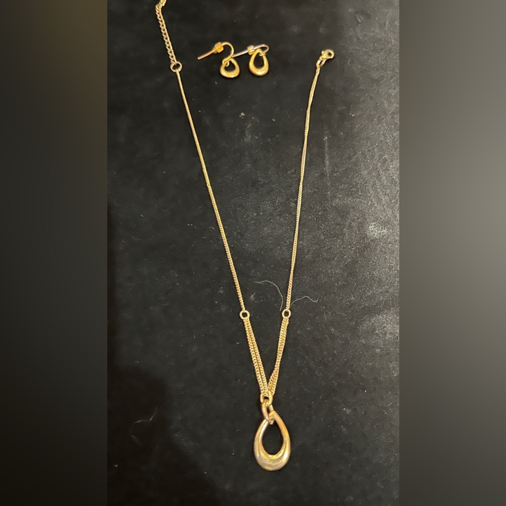 Teardrop Jewelry Set: Earrings & Necklace